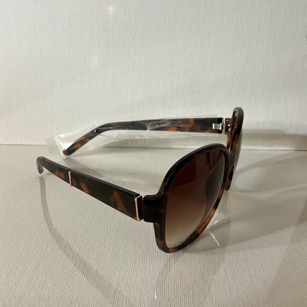 Chic Tortoise Shell Sunglasses - Picture 2 of 5